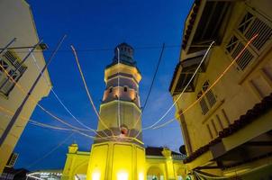 ach Moschee mit Beleuchtung beim Nacht foto