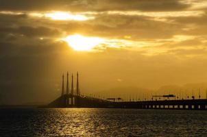 Sonnenstrahl beim Penang Brücke foto