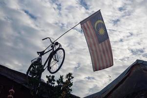 Malaysia Flagge hängen auf Fahrrad winken foto