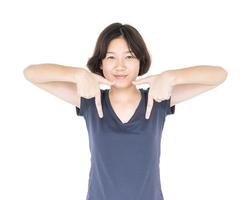 junges weibliches kurzes haar mit leerem grauem t-shirt foto