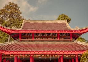 Dachziegel von traditionell Chinesisch Tempel wann Tag Zeit von Chinesisch Neu Jahr. das Foto ist geeignet zu verwenden zum Chinesisch Neu Jahr, Mond- Neu Jahr Hintergrund und Inhalt Medien.