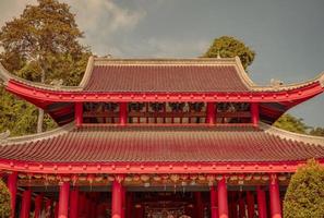 Dachziegel von traditionell Chinesisch Tempel wann Tag Zeit von Chinesisch Neu Jahr. das Foto ist geeignet zu verwenden zum Chinesisch Neu Jahr, Mond- Neu Jahr Hintergrund und Inhalt Medien.