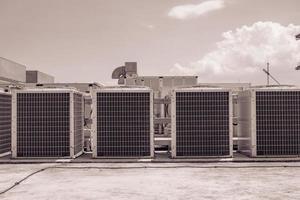 Array von draussen Ventilator Luft Conditioner auf das Dach oben Gebäude. das Foto ist geeignet zu verwenden zum Konstruktion und Instandhaltung von Luft Klimaanlage.