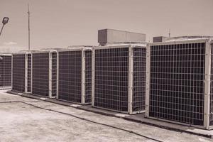 Array von draussen Ventilator Luft Conditioner auf das Dach oben Gebäude. das Foto ist geeignet zu verwenden zum Konstruktion und Instandhaltung von Luft Klimaanlage.