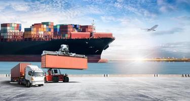global Geschäft Logistik Transport importieren Export Konzept, Logistik Verteilung von Container Ladung Fracht Schiff, LKW und Container Handler Gabelstapler, Ladung Ebene, Transport Industrie Hintergrund foto