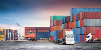 Transport von Behälter LKW beim Versand Depot Dock Hof Hintergrund mit Container Handler Gabelstapler, Ladung Ebene, Logistik importieren Export Waren von Fracht und global Transport Industrie Konzept foto