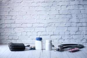 Stethoskop und Pillen auf hölzernem Hintergrund foto