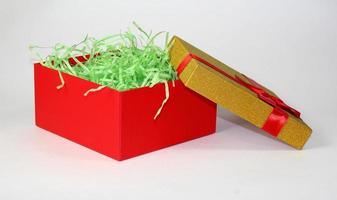 rote Geschenkbox lokalisiert auf weißem Hintergrund foto