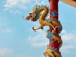 Drachen Statue, Drachen Symbol, Drachen Chinesisch, ist ein schön thailändisch und Chinesisch die Architektur von Schrein, Tempel. ein Symbol von gut Glück und der Wohlstand während das Chinesisch Neu Jahr Feierlichkeiten. foto