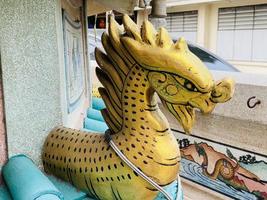 Drachen Statue, Drachen Symbol, Drachen Chinesisch, ist ein schön thailändisch und Chinesisch die Architektur von Schrein, Tempel. ein Symbol von gut Glück und der Wohlstand während das Chinesisch Neu Jahr Feierlichkeiten. foto