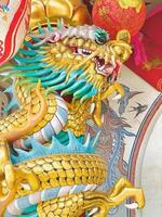 Drachen Statue, Drachen Symbol, Drachen Chinesisch, ist ein schön thailändisch und Chinesisch die Architektur von Schrein, Tempel. ein Symbol von gut Glück und der Wohlstand während das Chinesisch Neu Jahr Feierlichkeiten. foto