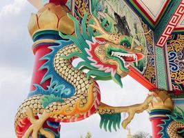 Drachen Statue, Drachen Symbol, Drachen Chinesisch, ist ein schön thailändisch und Chinesisch die Architektur von Schrein, Tempel. ein Symbol von gut Glück und der Wohlstand während das Chinesisch Neu Jahr Feierlichkeiten. foto