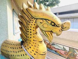 Drachen Statue, Drachen Symbol, Drachen Chinesisch, ist ein schön thailändisch und Chinesisch die Architektur von Schrein, Tempel. ein Symbol von gut Glück und der Wohlstand während das Chinesisch Neu Jahr Feierlichkeiten. foto