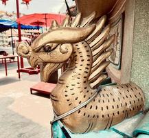 Drachen Statue, Drachen Symbol, Drachen Chinesisch, ist ein schön thailändisch und Chinesisch die Architektur von Schrein, Tempel. ein Symbol von gut Glück und der Wohlstand während das Chinesisch Neu Jahr Feierlichkeiten. foto