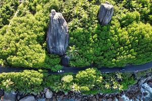 schön Straße das das Cliff, enorm Granit Felsen, üppig Vegetation foto