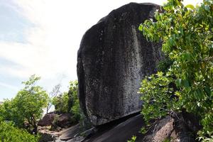 anse Haupt Natur Weg enorm Felsen Felsblock, mahe Seychellen foto