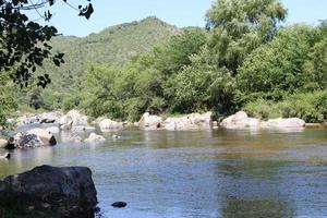 Berg Strom und Steine im Sommer- foto