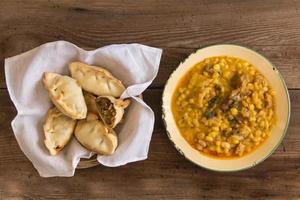 Lokro Geschirr und Empanadas, traditionell Argentinien Lebensmittel Das sind häufig verbraucht zum National Feiertage, eine solche wie das Revolution von kann 25 und Unabhängigkeit auf Juli 9 foto