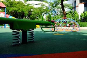 schließen oben Wippe beim das Spielplatz. foto