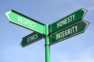 respektieren, Ehrlichkeit, Ethik, Integrität - - Wegweiser mit vier Pfeile foto