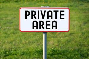 Privat Bereich - - Weiß Zeichen auf ein Gras foto