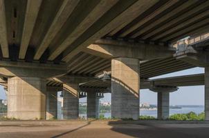 Brücke im Bau mit Straße foto