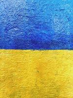 ukrainisch Flagge gemalt auf Metall Mauer foto