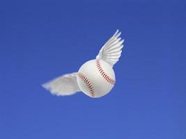 Baseballball in die Luft geschossen mit blauem Himmelshintergrund foto