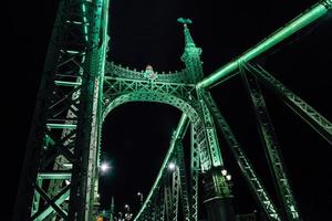 alte Eisenbrücke über die Donau in Budapest foto