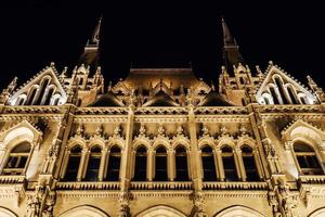 das ungarische parlament in budapest an der donau foto
