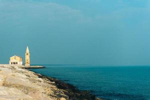 Kirche unserer Dame des Engels am Strand von Caorle Italien foto