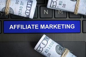 Affiliate Marketing Text auf Notizblock mit Geld Hintergrund. foto