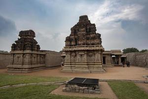 hazara Rama Tempel im Hampi hat bas Erleichterungen abbilden das Geschichte von Ramayana foto