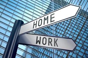 Arbeit und Zuhause - - Wegweiser mit zwei Pfeile, Büro Gebäude im Hintergrund foto