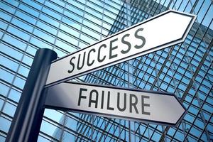 Erfolg oder Fehler - - Wegweiser mit zwei Pfeile, Büro Gebäude im Hintergrund foto