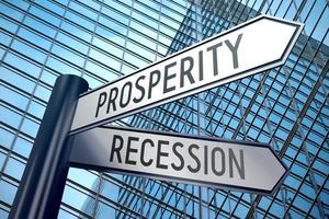 der Wohlstand oder Rezession - - Wegweiser mit zwei Pfeile, Büro Gebäude im Hintergrund foto