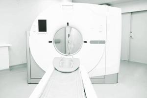 modern ct Scanner. das mri Maschine ist bereit zum Forschung im das Krankenhaus Station. foto