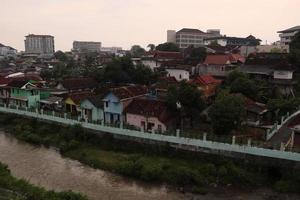 Slum Gehäuse auf das Stadtrand von Stadt, Dorf neben das Fluss foto