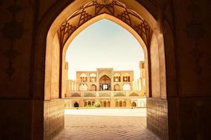 Kashan, Iran, 2022 - - Touristen und Pilger erkunden Besichtigung schön Aha bozorg Moschee foto