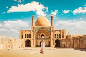 Kashan, Iran, 2022 - - Muslim Frau Pilger Besuch erkunden schön Aha bozorg Moschee im sonnig Tag foto