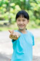 ein schön Kind Mädchen Herstellung und zeigen Mini Herz Hand unterzeichnen. Symbol von Liebe mit Ihre Finger foto