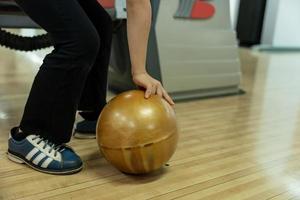 jung Mädchen haben Spaß mit Ball im Bowling Verein. foto