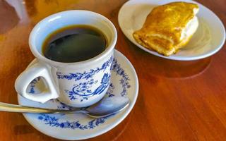 typisch mexikanische gerichte empanadas tamales rollos mit kaffee oaxaca mexico. foto