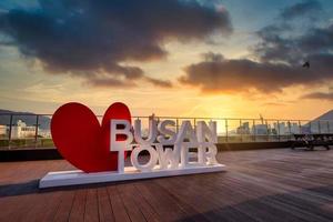 Busan Turm Zeichen beim Sonnenuntergang. Busan Turm ist Busan Stadt Wahrzeichen berühmt Tourist Ziel foto