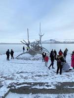 Reykjavik im Island im Februar 2023. Tourist suchen beim ein Wikinger Boot foto
