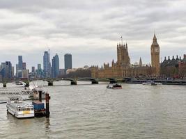 London im das Vereinigtes Königreich im März 2023. ein Aussicht von das Fluss Themse beim Westminster foto