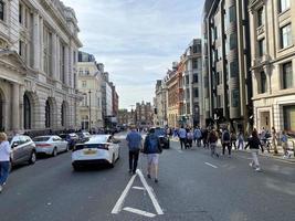 London im das Vereinigtes Königreich im Juni 2022. Touristen auf das Straßen zum das Königinnen Jubiläum Feier foto