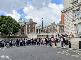 London im das Vereinigtes Königreich im Juni 2022. Touristen auf das Straßen zum das Königinnen Jubiläum Feier foto