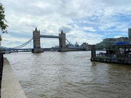 Blick auf die Tower Bridge in London foto