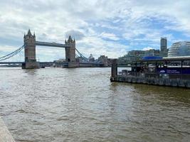 Blick auf die Tower Bridge in London foto